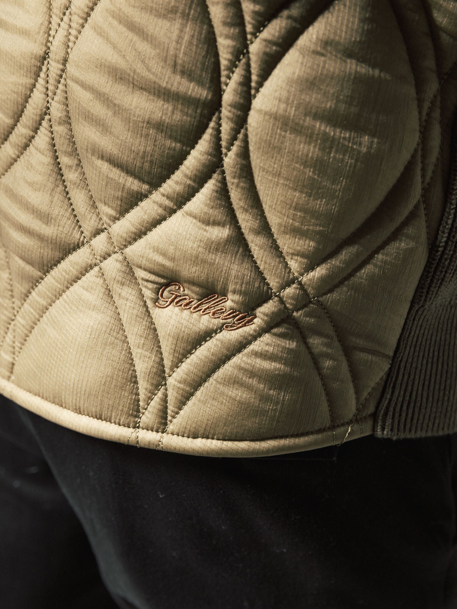 Modelshot / Foss Green / Detail